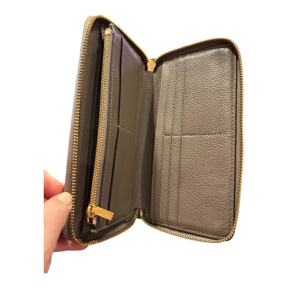 Tory Burch Robinson Continental Pebbled Leather Zippy Wallet Taupe w/Gold RR - Picture 8 of 8